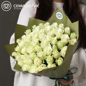 Букет из 51 белой розы 35-40 см (Кения) в оливковой пленке