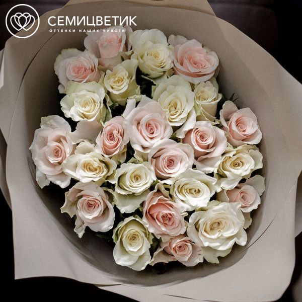 Букет из 25 нежно-розовых и белых роз 40 см (Кения) в кремовой пленке