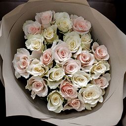 Букет из 25 нежно-розовых и белых роз 40 см (Кения) в кремовой пленке