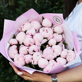 Букет из 25 розовых пионов Standart в розовой пленке