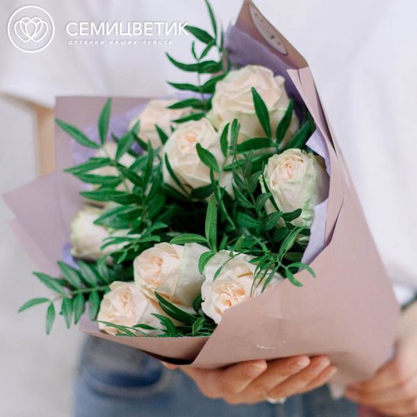 Букет из 9 кремовых пионовидных роз Wedding Rose 40 см c фисташкой