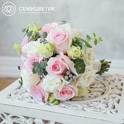 Свадебный букет из розовых роз, брунии и лизиантуса