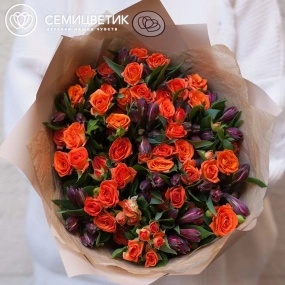 Букет из 10 красных альстромерий и 13 оранжевых кустовых роз 40 см (Кения) в кремовой пленке