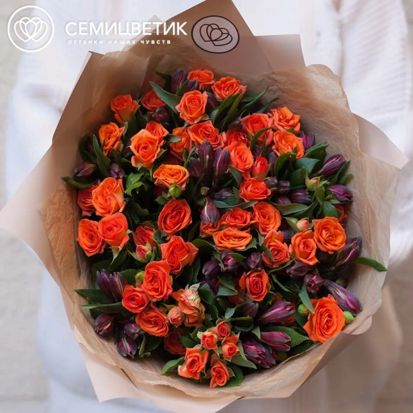 Букет из 10 красных альстромерий и 13 оранжевых кустовых роз 40 см (Кения) в кремовой пленке