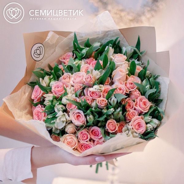 Букет из 13 белых альстромерий и 12 кустовых роз (Кения) в кремовой пленке