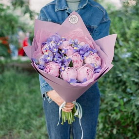Букет из 10 розовых пионов Premium и 15 синих ирисов в сиреневой пленке
