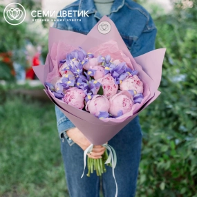 Букет из 10 розовых пионов Premium и 15 синих ирисов в сиреневой пленке