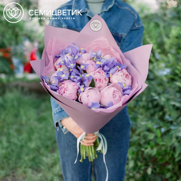 Букет из 10 розовых пионов Premium и 15 синих ирисов в сиреневой пленке