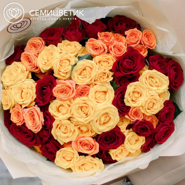 Букет из 25 красных, оранжевых и желтых кустовых роз 40 см (Эквадор)