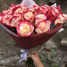 Букет из 25 белых с красной каймой роз Sweetnes 50 см (Эквадор)