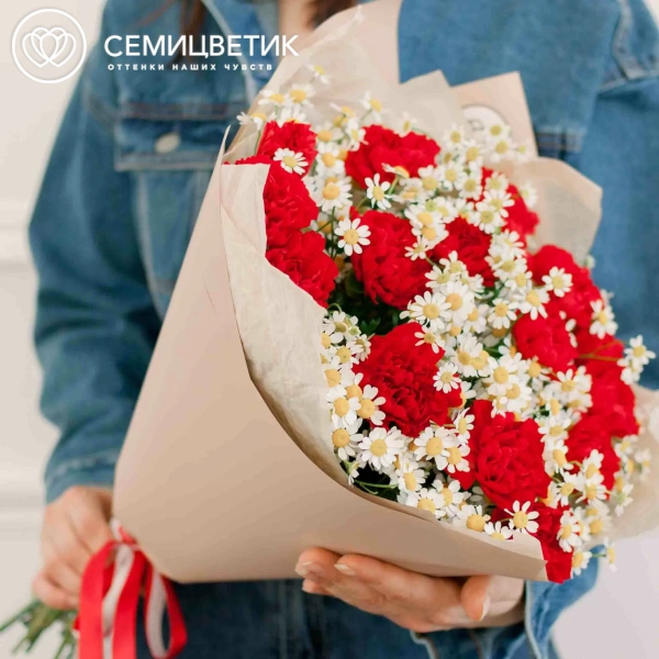 Букет из 15 красных гвоздик и 7 матрикарий в кремовой пленке