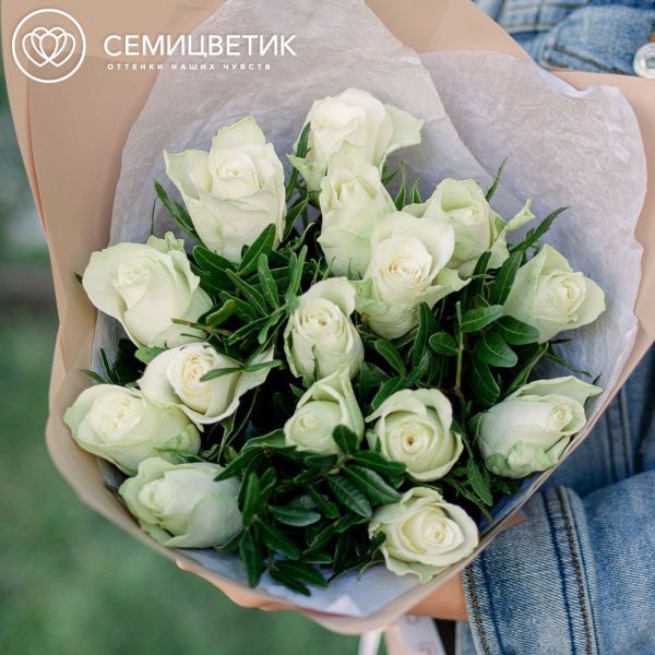 Букет из 15 белых роз 40 см (Кения) с фисташкой