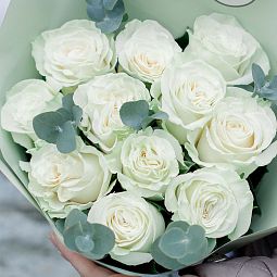 Букет из 11 белых роз Mondial 50 см (Эквадор) с эвкалиптом