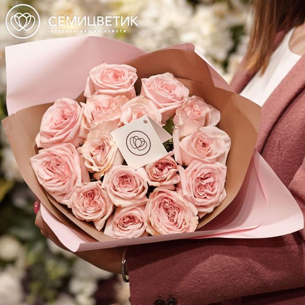 Букет из 15 розовых пионовидных роз Pink O'Hara 40 см в розовой пленке