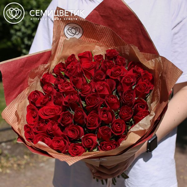 Букет из 51 красной розы 40 см (Кения) в голубой пленке