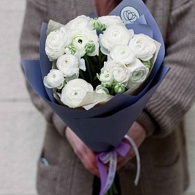 Букет из 15 белых ранункулюсов