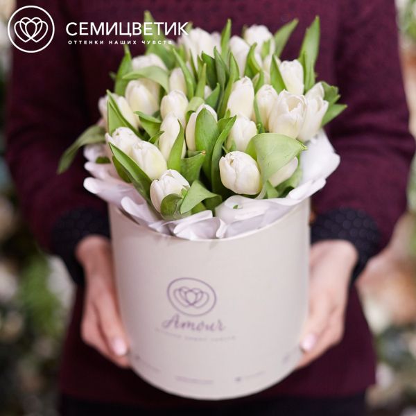 Букет в белой шляпной коробке Amour Mini из 35 белых тюльпанов
