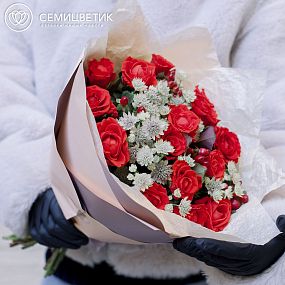 Букет из красных роз, астранции и красного гиперикума в кремовой пленке