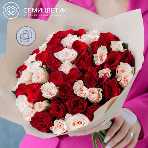 Букет из 51 красной и нежно-розовой розы 40 см (Кения) в кремовой пленке