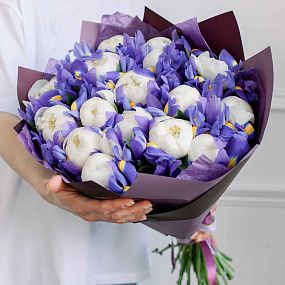 Большой букет  из 15 белых пионов Premium и 26 синих ирисов