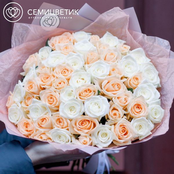 Букет из 51 белой и кремовой розы 40 см (Россия).