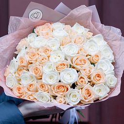 Букет из 51 белой и кремовой розы 35-40 см (Россия)