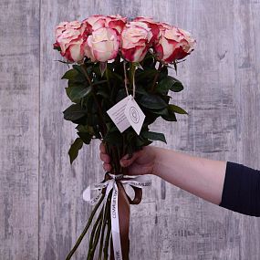 Букет из 15 белых с красной каймой роз Sweetnes 50 см (Эквадор)