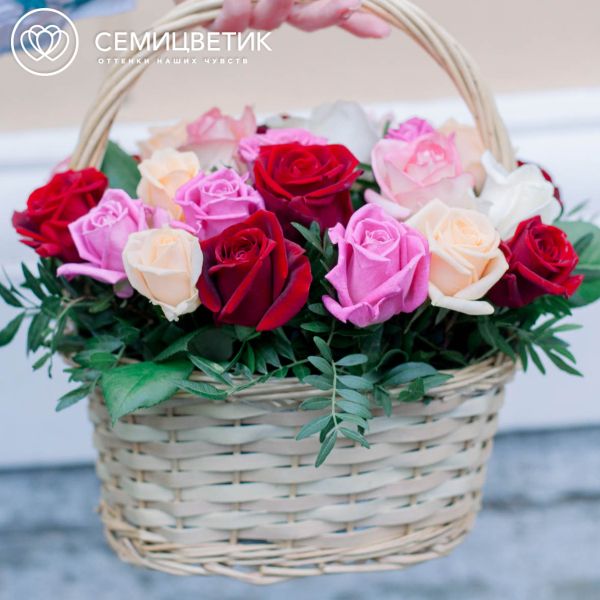 Композиция из 25 роз микс (Россия) с зеленью в корзине