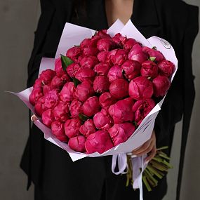 Букет из 51 ярко-розового пиона Red Sarah Bernhardt Premium