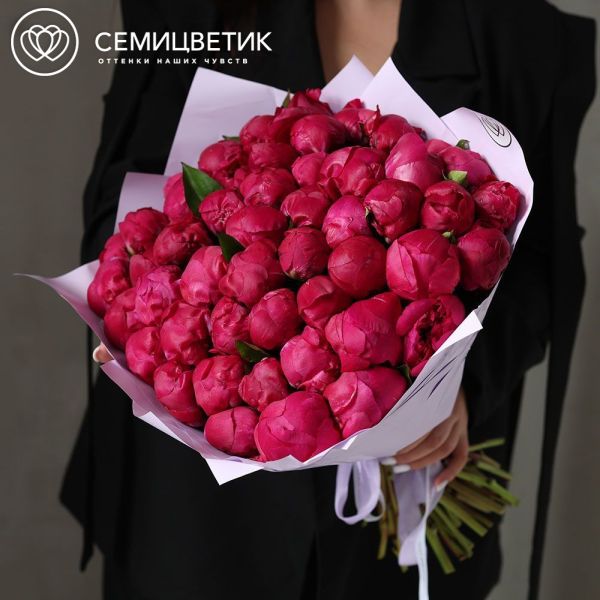 Букет из 51 ярко-розового пиона Red Sarah Bernhardt Premium