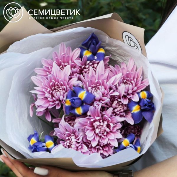 Букет из 3 розовых хризантем и 5 синих ирисов