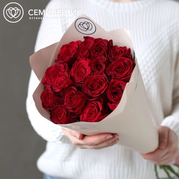 Букет из 15 красных роз Ever Red 50 см (Кения) в кремовой упаковке