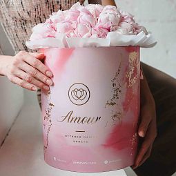 Букет в розовой шляпной коробке Amour из 51 розового пиона Standart Plus