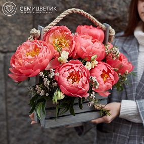 Деревянный ящик с 11 коралловыми пионами Coral Sunset Premium и лизиантусами