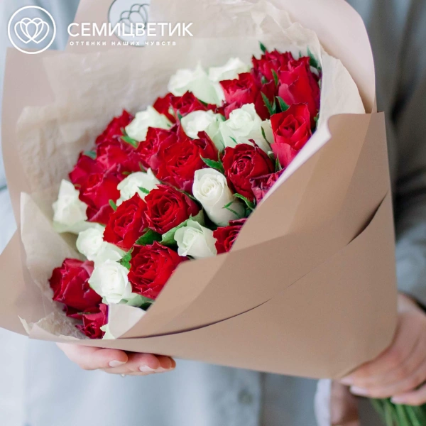 Букет из 35 красных и белых роз 35-40 см (Кения) в кремовой пленке