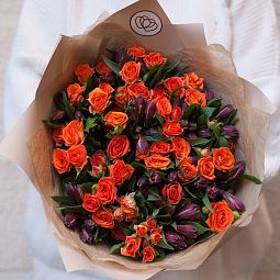 Букет из 10 красных альстромерий и 13 оранжевых кустовых роз 40 см (Кения)