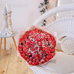 Букет из 101 розовой розы 40 см (Кения) с белой гипсофилой