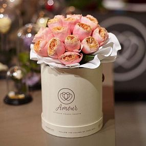Букет в белой шляпной коробке Amour Mini из 25 пионовидных роз Vuvuzela