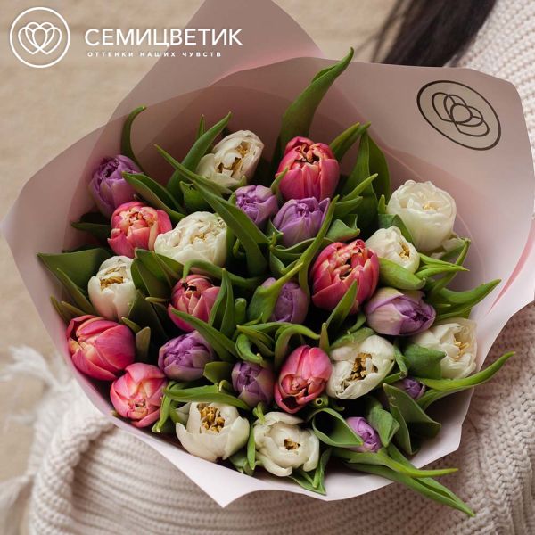 Букет из 25 пионовидных тюльпанов нежный микс в кремовой пленке
