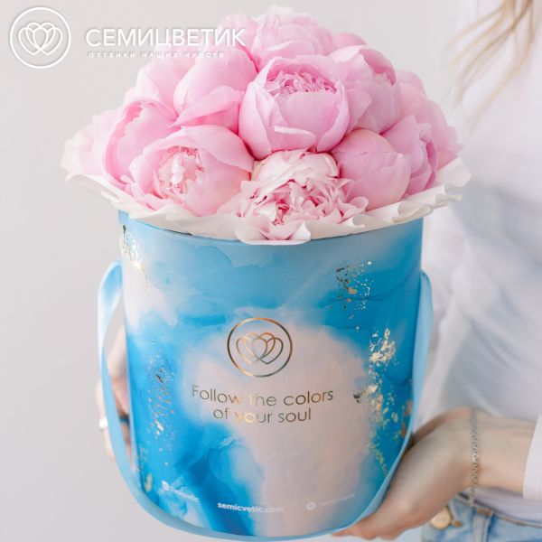 Букет в голубой шляпной коробке Amour Mini из 21 розового пиона Standart Plus