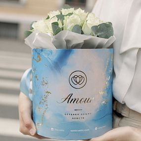 Букет на свадьбу  в голубой шляпной коробке Amour Mini из 21 белой розы (Кения) с эвкалиптом