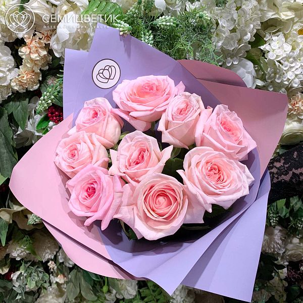 Букет из 9 розовых пионовидных роз Pink O'Hara 40 см в пленке в сиреневых тонах