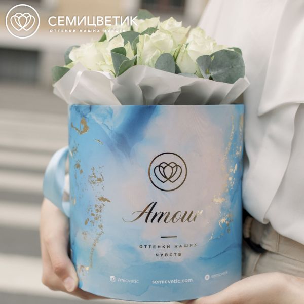 Букет в голубой шляпной коробке Amour Mini из 21 белой розы (Кения) с эвкалиптом