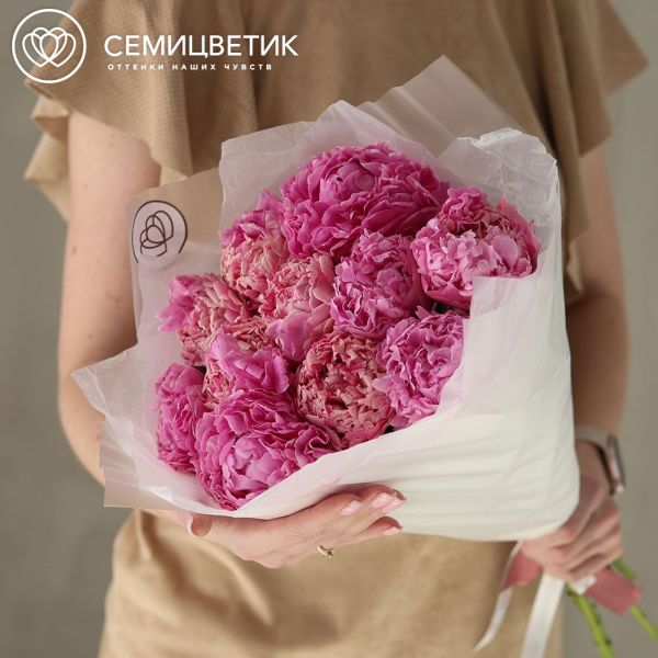 Букет из 11 розовых пионов Bernadette Premium в прозрачной упаковке
