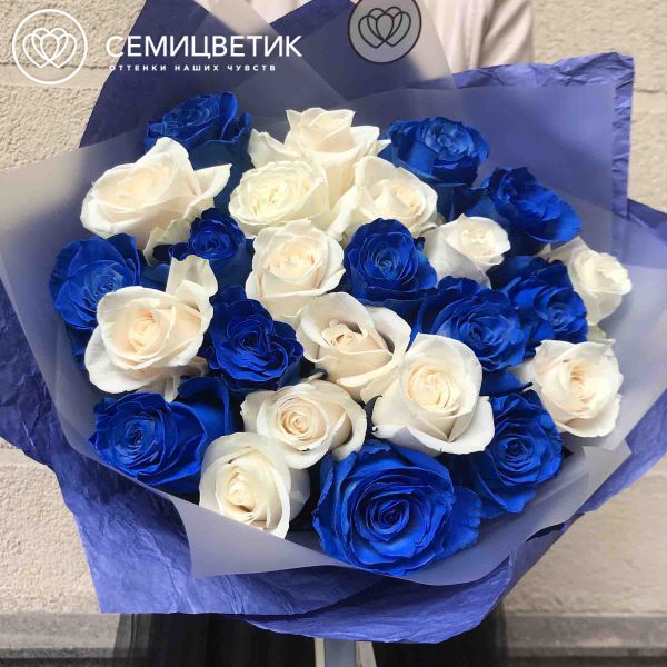 Букет из 25 синих и белых роз Vendela 50 см (Эквадор)