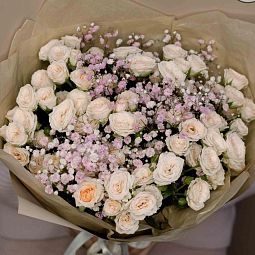 Букет из 13 кремовых кустовых роз 40 см (Кения) и 2 розовых гипсофил