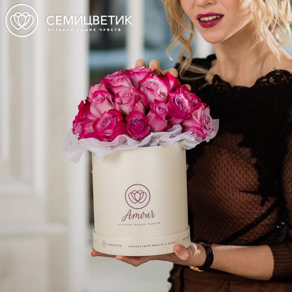 Букет в белой шляпной коробке Amour Mini из 25 роз Deep Purple