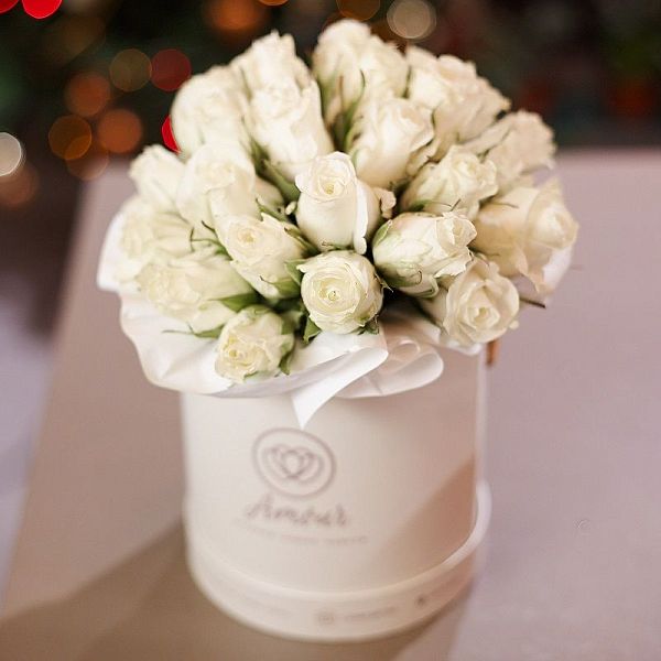 Букет в белой шляпной коробке Amour Mini из 29 белых роз (Кения) Premium
