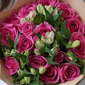 Букет из 15 розовых роз 35-40 см (Кения) и 7 белых альстромерий
