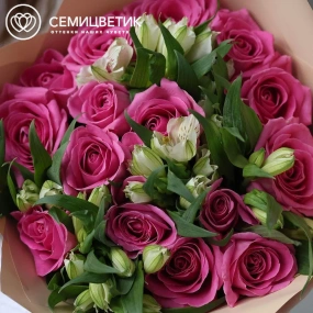Букет из 15 розовых роз 35-40 см (Кения) и 7 белых альстромерий